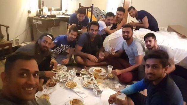 ms dhoni s down to earth dinner with team india 3552 MS Dhoni's 'down-to-earth' dinner with Team India