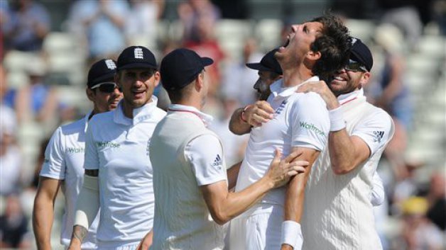 England crush Pakistan on last day to win 3rd Test, lead series 2-1