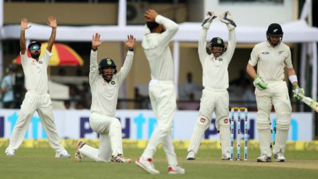 IND v NZ 1st Test: Yadav removes Guptill after India put 318 on board