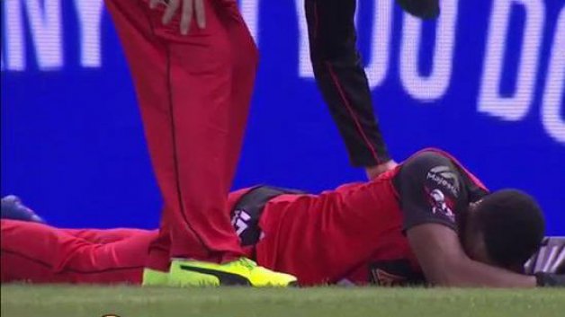 watch dwayne bravo injures hamstring in nasty fall 7458 WATCH: Dwayne Bravo injures hamstring in nasty fall