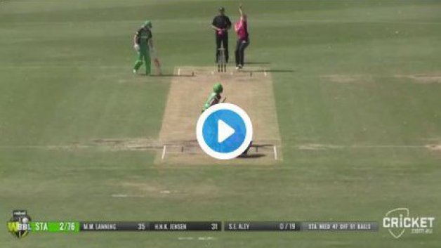 watch australia women s wicket keeper alyssa healy throws tough challenge to dhoni 7228 WATCH: Australia women's wicket-keeper Alyssa Healy throws tough challenge to Dhoni