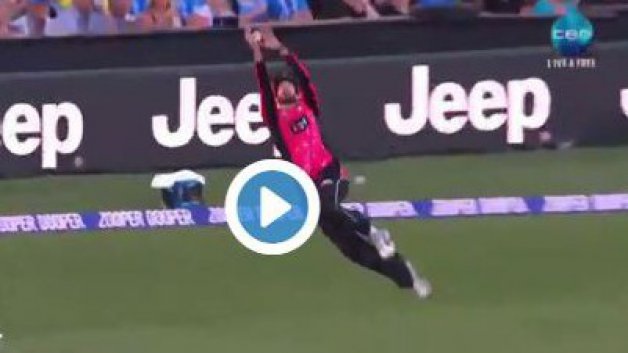 WATCH: William Somerville goes flying to dismiss Travis Head