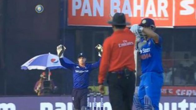 ind v eng 2nd odi dhoni takes review for yuvraj saves his wicket 7839 IND V ENG 2nd ODI: Dhoni takes review for Yuvraj, saves his wicket