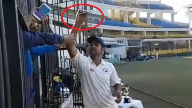 watch video pacer rp singh throws fan s mobile during ranji trophy final 7764 WATCH VIDEO: Pacer RP Singh throws fan's mobile during Ranji Trophy final