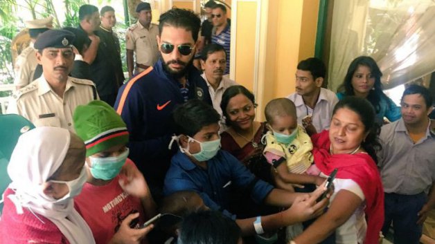 yuvraj spends time with children afflicted with cancer 7854 Yuvraj spends time with children afflicted with cancer