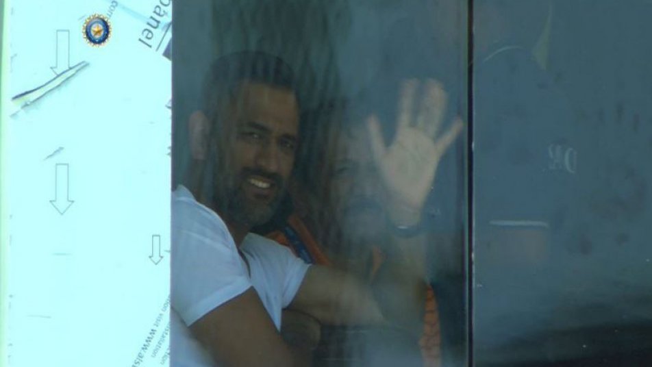 dhoni cheers for team india in ranchi 8886 Dhoni cheers for Team India in Ranchi