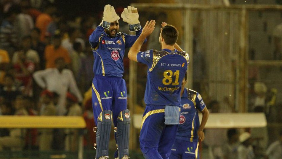 WATCH: Parthiv Patel takes sensational catch to dismiss David Warner