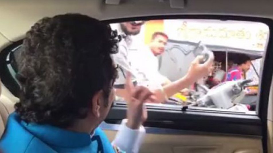 'Helmet Dalo', Tendulkar tells bikers at traffic stop