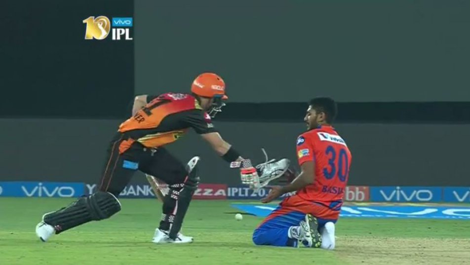 Spirit of IPL: Warner stops mid way to pick up the bowler's shoe