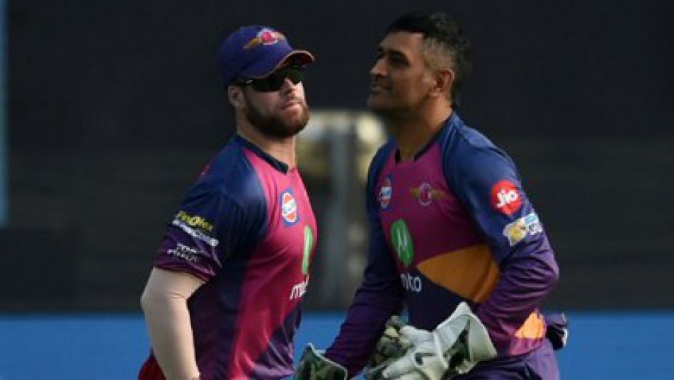 You miss I hold, Dhoni comes to Christian's rescue