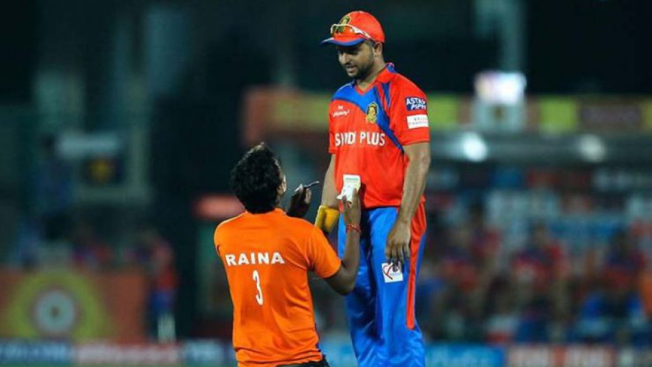 raina s perfect homecoming fan runs in to touch his feet in the middle of ipl match 9920 Raina's perfect homecoming, fan runs in to touch his feet in the middle of IPL match