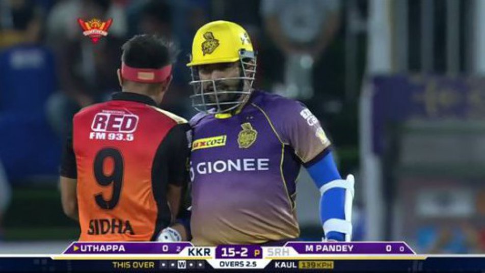 watch yuvraj angry after robin uthappa elbows siddharth kaul 9712 WATCH: Yuvraj angry after Robin Uthappa elbows Siddharth Kaul