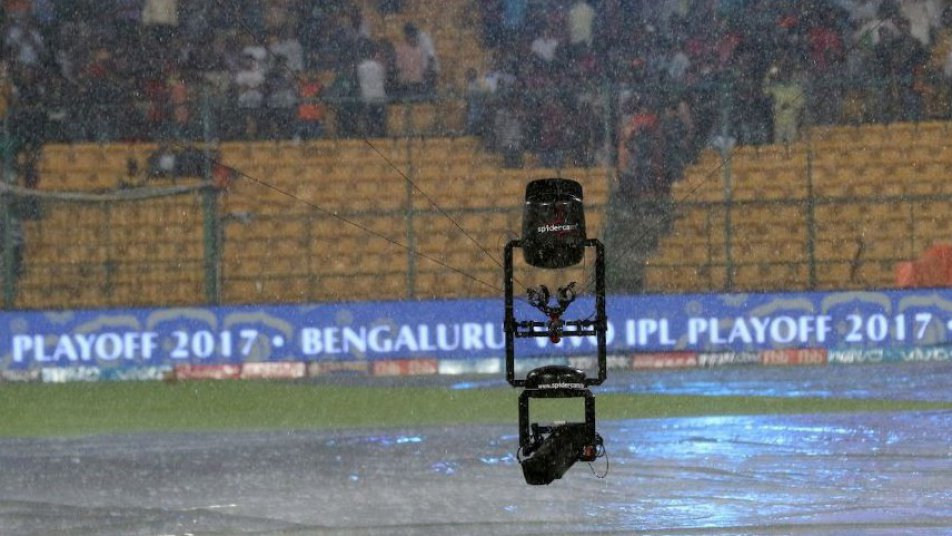 ipl 10 heavy showers delay kkr innings 10049 IPL 10: Heavy showers delay KKR innings