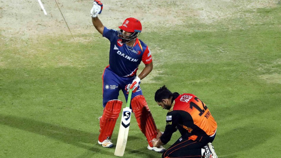 When Yuvraj decided to tie the shoe laces of Pant