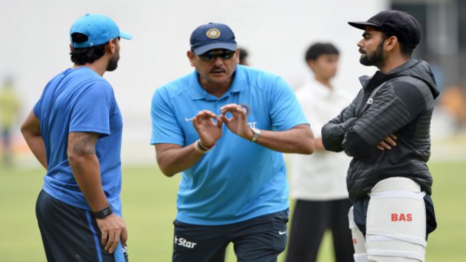 Ravi Shastri refuses extension ready to step down after World Cup as a Team India Coach Team India New Coach Application: కోచ్‌గా దిగిపోయేందుకు సిద్ధమైన రవిశాస్త్రి? రాహుల్‌ ద్రవిడ్‌ రాక తప్పదా!