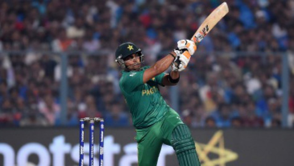 Umar Akmal Pakistan Cricket Batsman pay 45 Lakh fine to PCB दोबारा क्रिकेट खेलते नज़र आएंगे उमर अकमल, लाखों रुपये का जुर्माना भरा