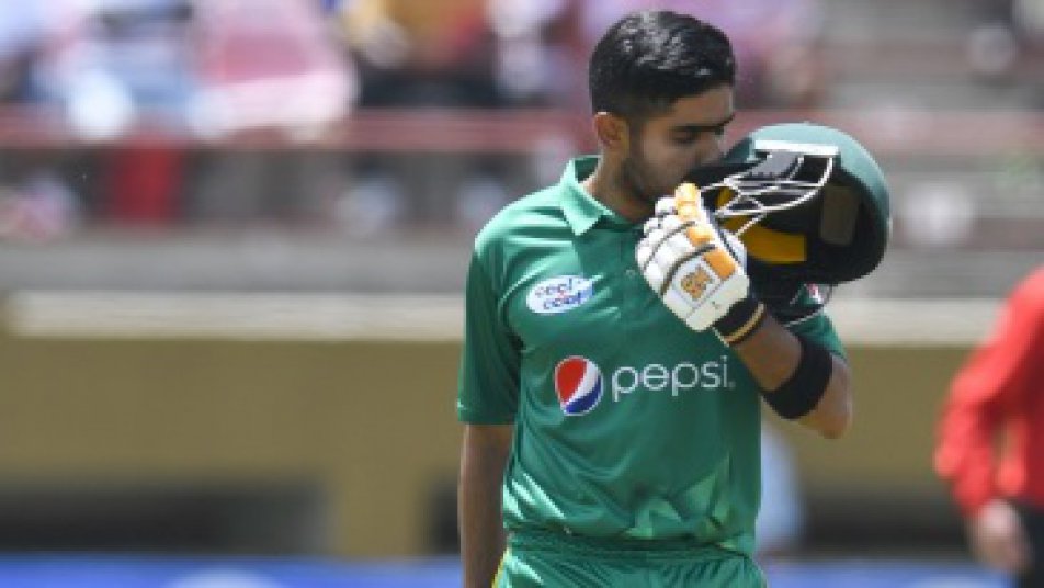 T20 World Cup: বিশ্বকাপ থেকে ছিটকে গেলেও এই একটি ব্যাপারে কোহলিকে পিছনে ফেলে রেকর্ড বাবরের