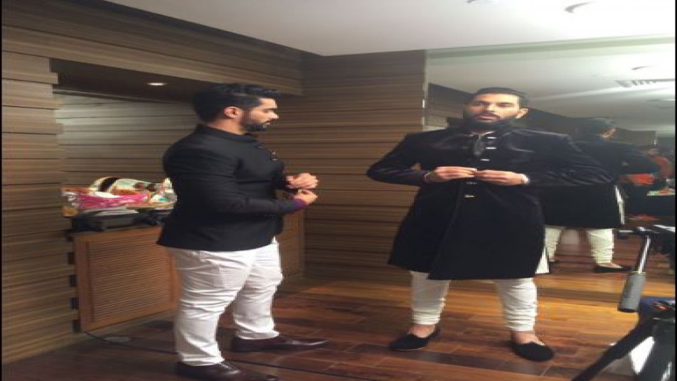 'Team India' reaches Yuvi's house; watch unseen photos of Yuvraj's 'Mehendi'