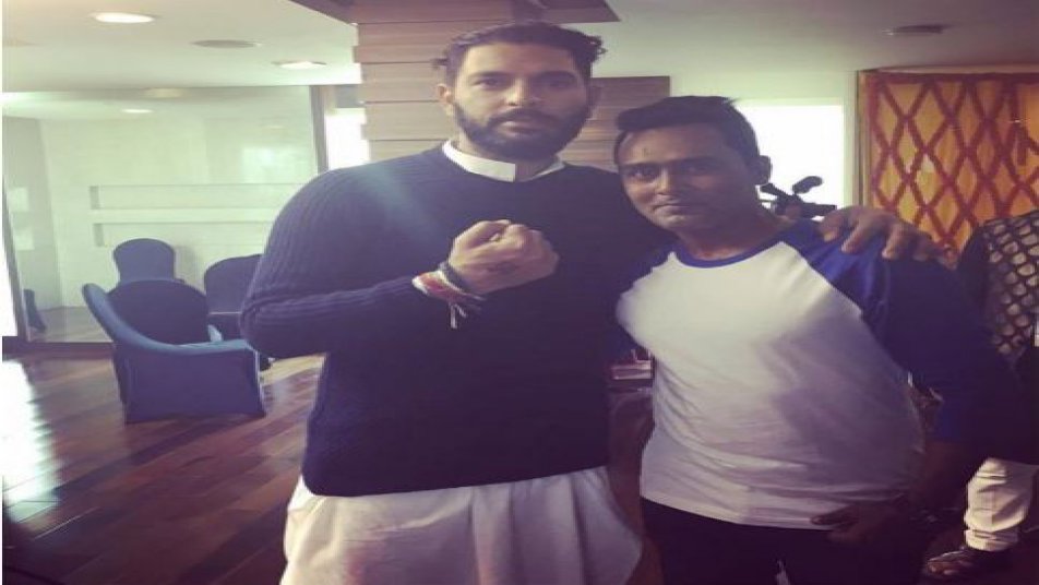 'Team India' reaches Yuvi's house; watch unseen photos of Yuvraj's 'Mehendi'