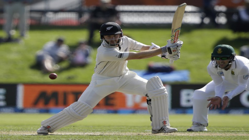 New Zealand batsman Henry Nicholls got out in strange way on first day of third test match against England Watch Video: अजीबोगरीब अंदाज में आउट हुए न्यूजीलैंड के बल्लेबाज हेनरी निकोल्स, हर कोई रह गया हैरान