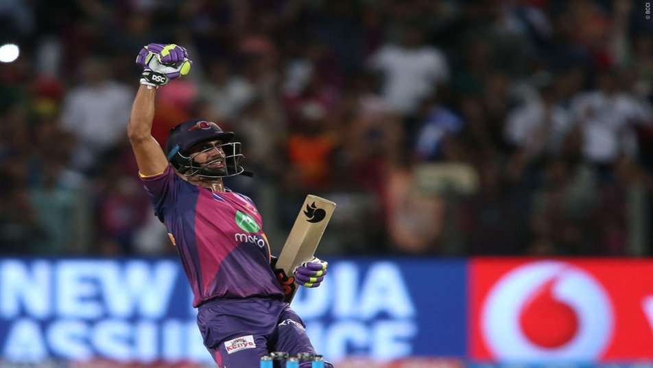 Kohli, Sehwag, Ashwin hail Dhoni for his stunning innings against Sunrisers