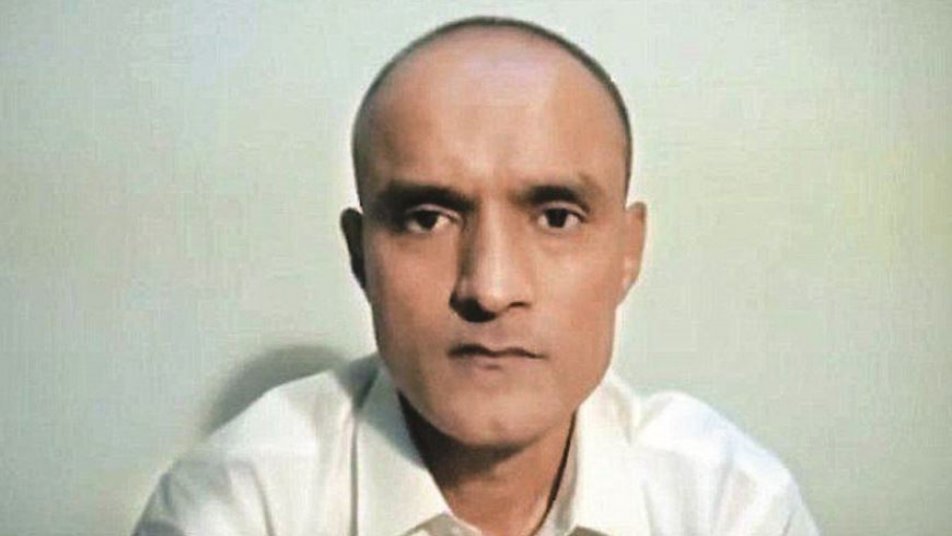 Pakistan gives Kulbhushan Jadhav right to appeal against death sentence आंतरराष्ट्रीय न्यायालयापुढे पाकिस्तान झुकला, कुलभूषण जाधव यांना मिळाला 'हा' अधिकार