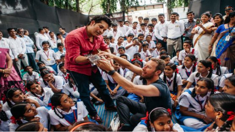 Sachin was then seen holding a guitar and learning a few tricks from Chris Martin as the duo had a lovely time with the school children.