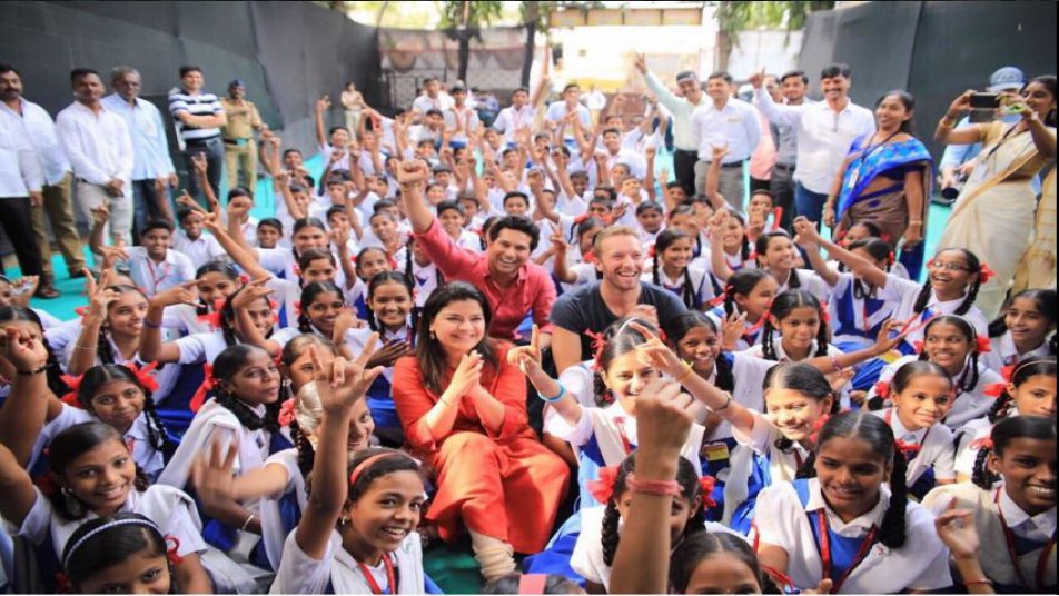 Sachin was not the only special person to meet the school children. Singer-songwriter and lead singer of Coldplay, Chris Martin also accompanied Sachin.