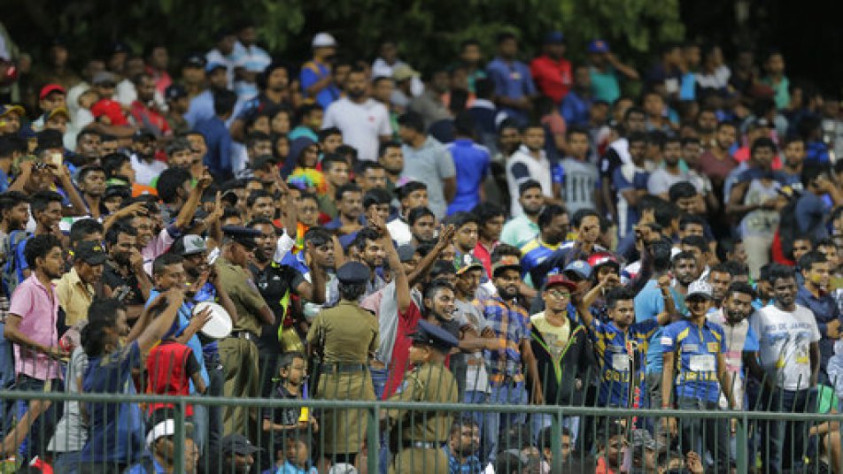 Dhoni's 'sleepy' response to unruly crowd at Kandy