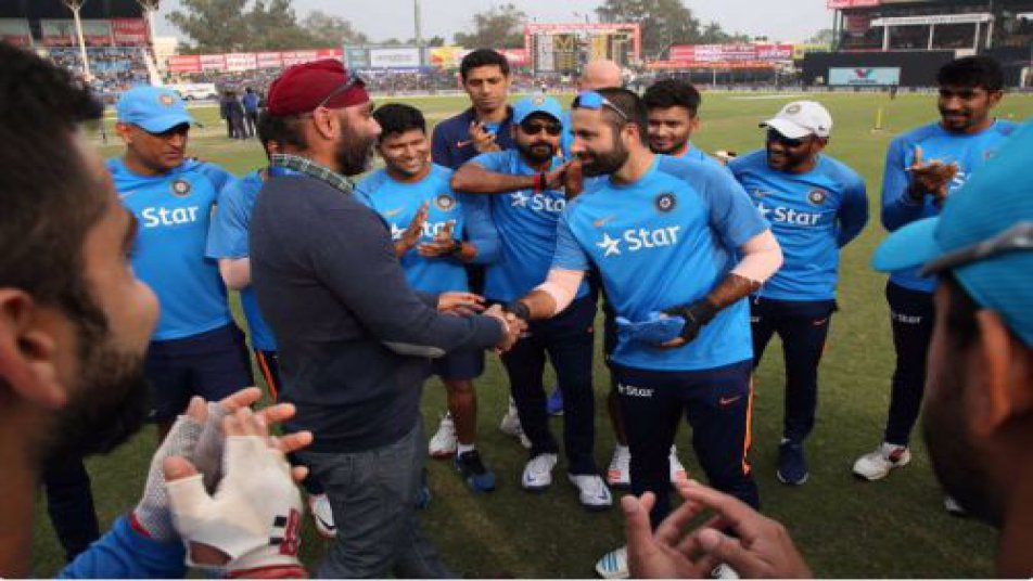 Twitter blasts Rasool for chewing a gum during India's national anthem