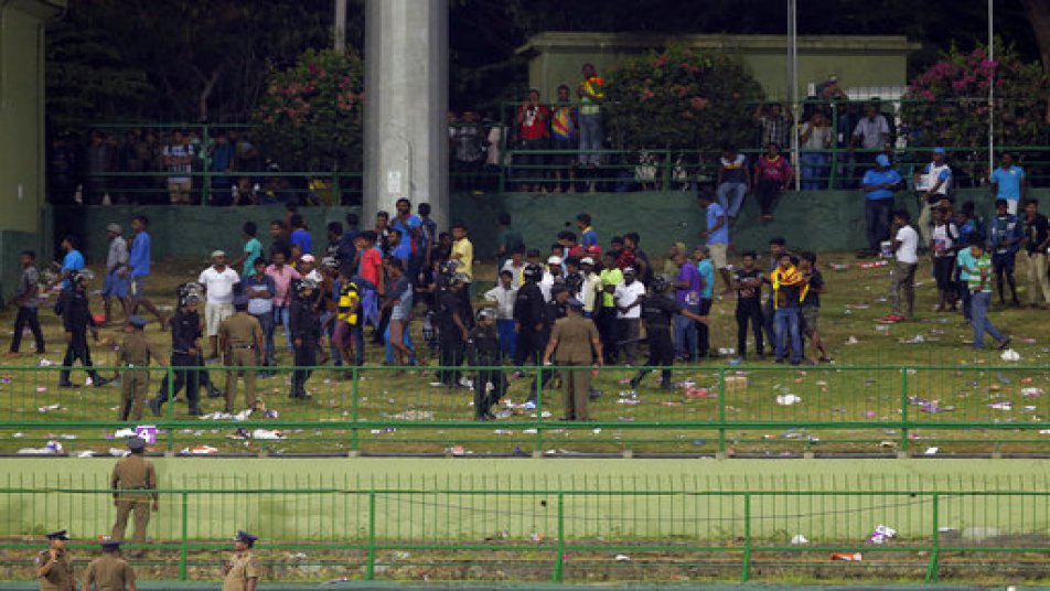 Dhoni's 'sleepy' response to unruly crowd at Kandy