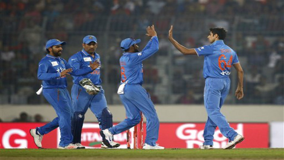 When Dwayne Bravo grabbed MS Dhoni's collar!