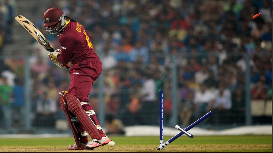 When Dwayne Bravo grabbed MS Dhoni's collar!