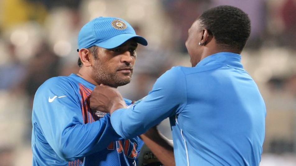 When Dwayne Bravo grabbed MS Dhoni's collar! When Dwayne Bravo grabbed MS Dhoni's collar!