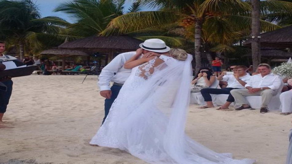 Quinton de Kock Marries Girlfriend Sasha Hurly In Mauritius