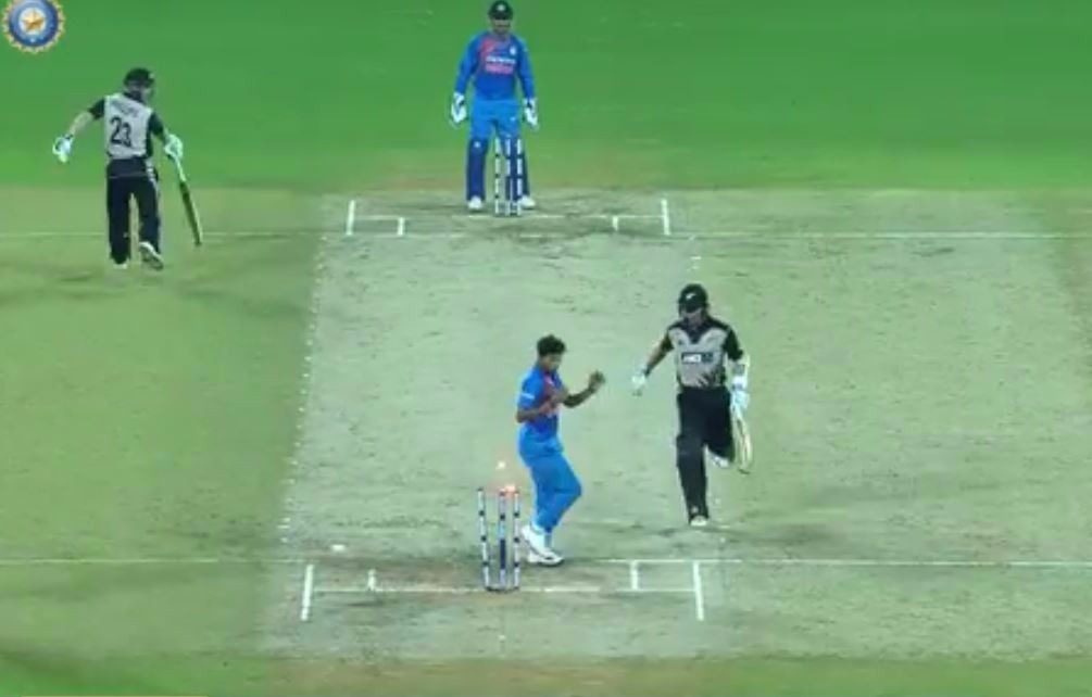 watch hardik pandya run out bullet throw finds kane williamson short of his crease WATCH: Pandya's bullet throw finds Williamson short of his crease