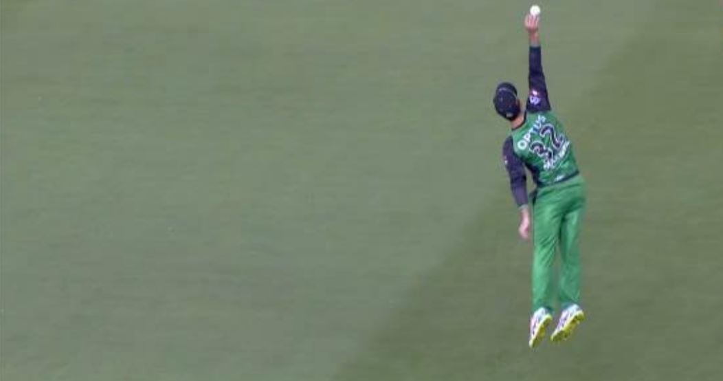 WATCH: Maxwell grabs a screamer in Melbourne derby