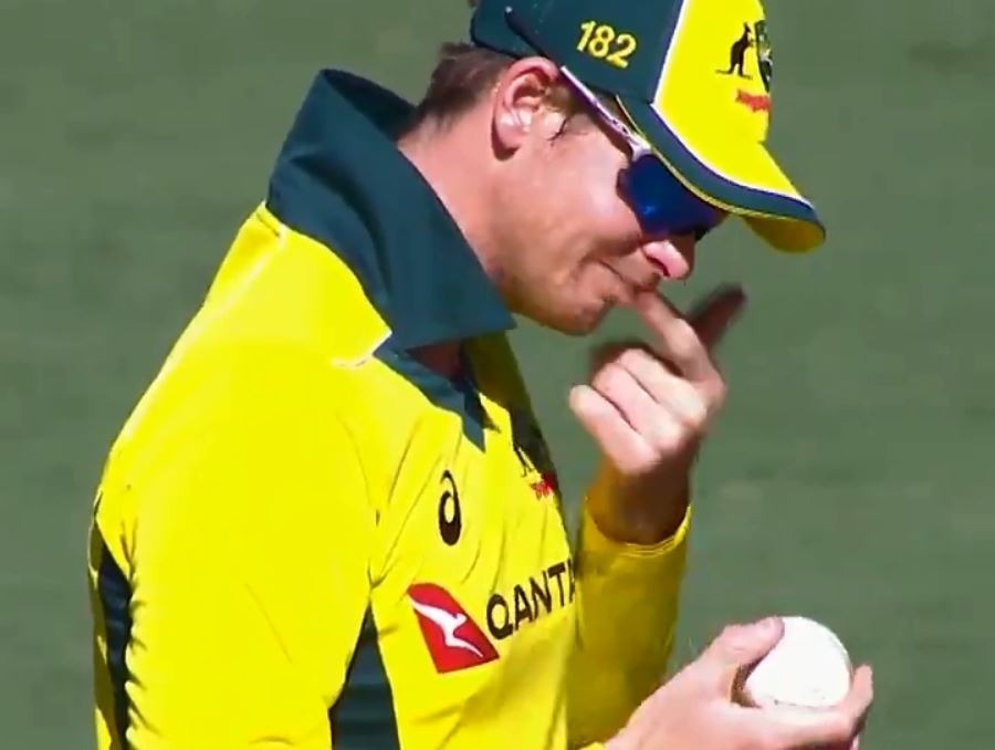 smith denies ball tampering chants Smith brushes aside ball-tampering chants