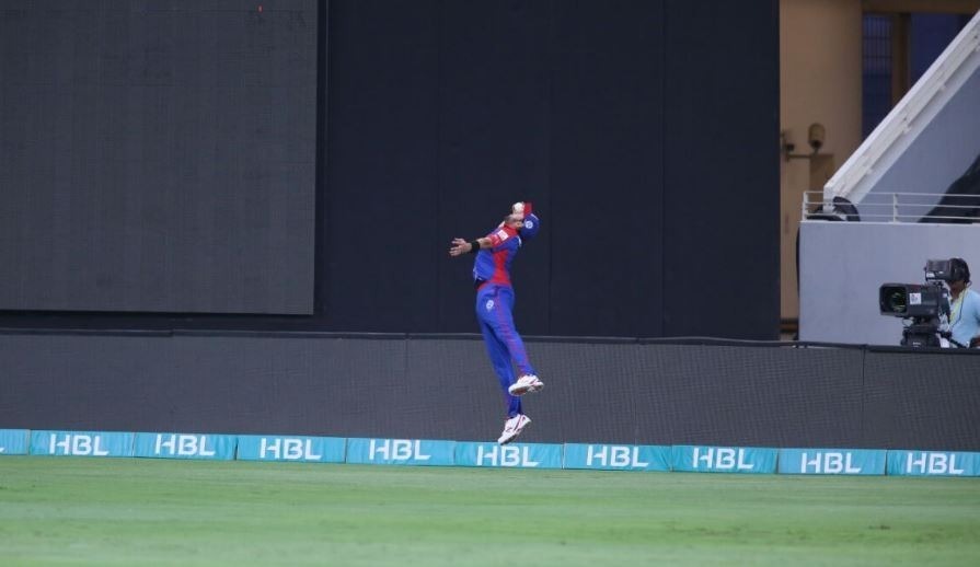 Afiridi defies age, sends commentators into frenzy with one-handed stunner in PSL