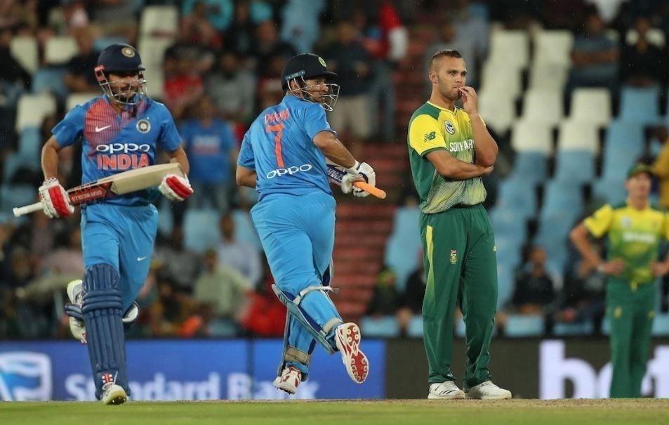 WATCH: Dhoni’s rare moment on the field as he yells at Manish Pandey