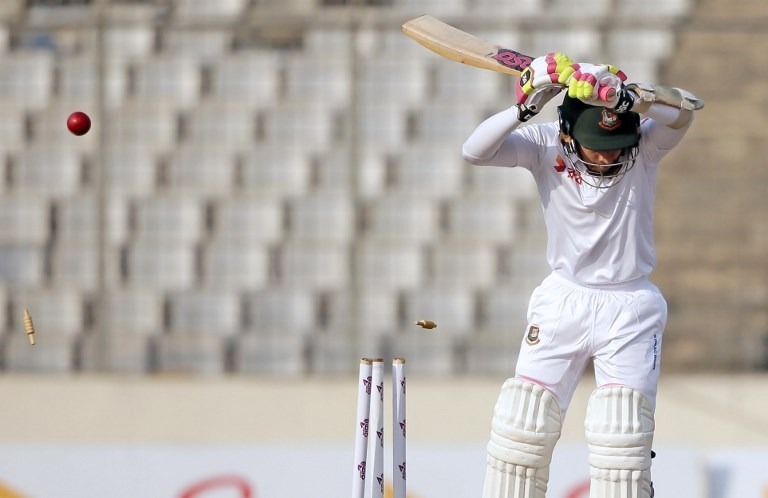 Sri Lanka bounce back with the ball after poor batting display