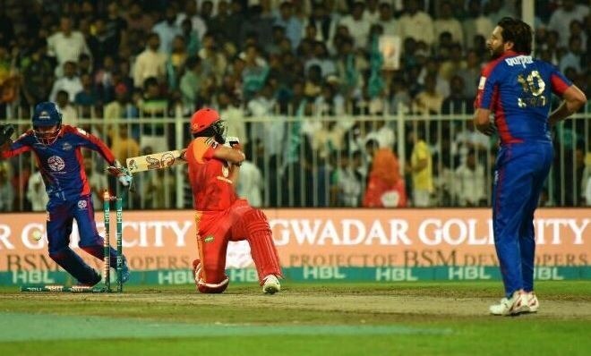 Mark of respect: Afridi retracts celebration after castling Misbah