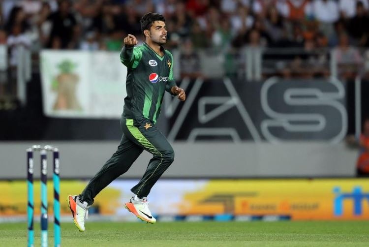 shadab khan gives befitting reply to man who tried to troll him Shadab Khan को ट्रोल करने की कोशिश कर रहा था पाकिस्तानी फैन, क्रिकेटर ने सिखाया तगड़ा सबक