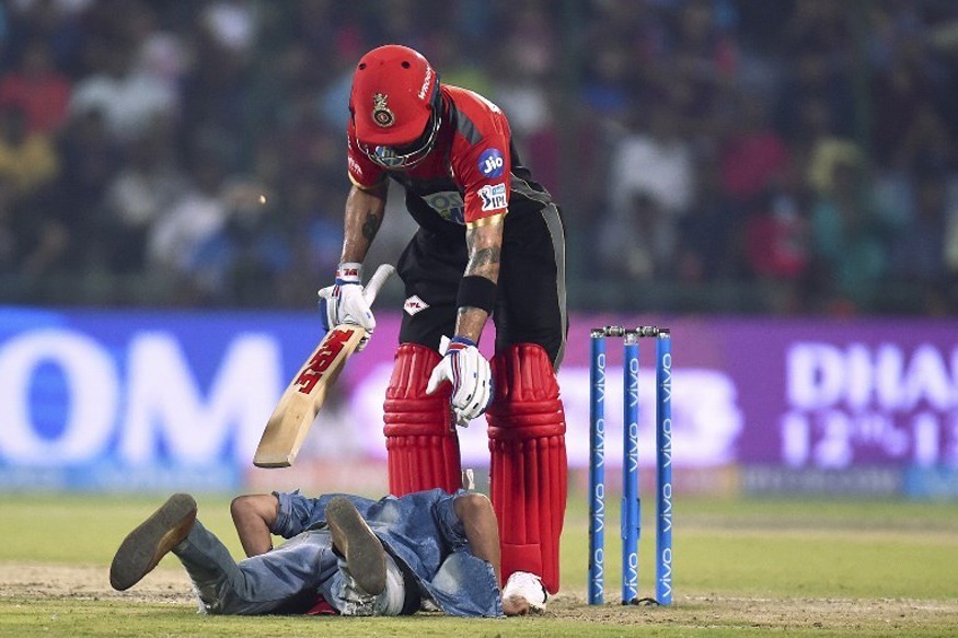 watch fan breaches security to click selfie with virat kohli WATCH: Fan breaches security to click selfie with Virat Kohli