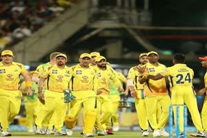 IPL 2018: When little fan touched MS Dhoni's feet