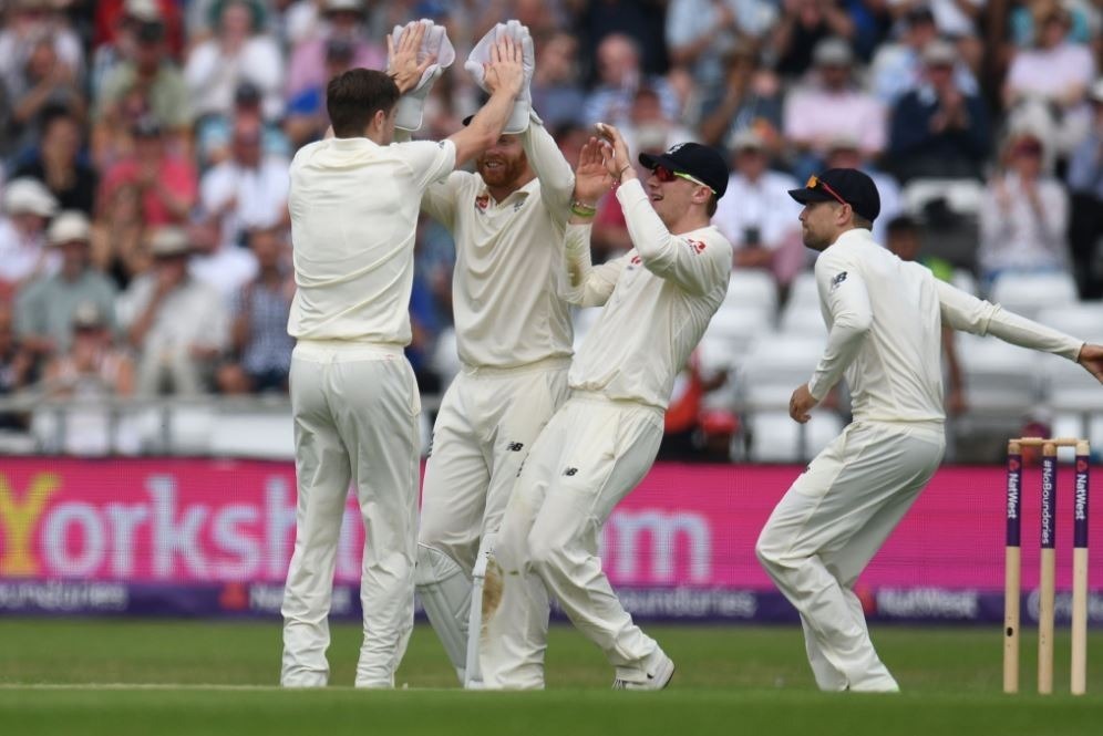 broad woakes shine with new ball paksitan limp to 68 for 4 at lunch England batters take control after seamers bowl Pakistan out cheaply