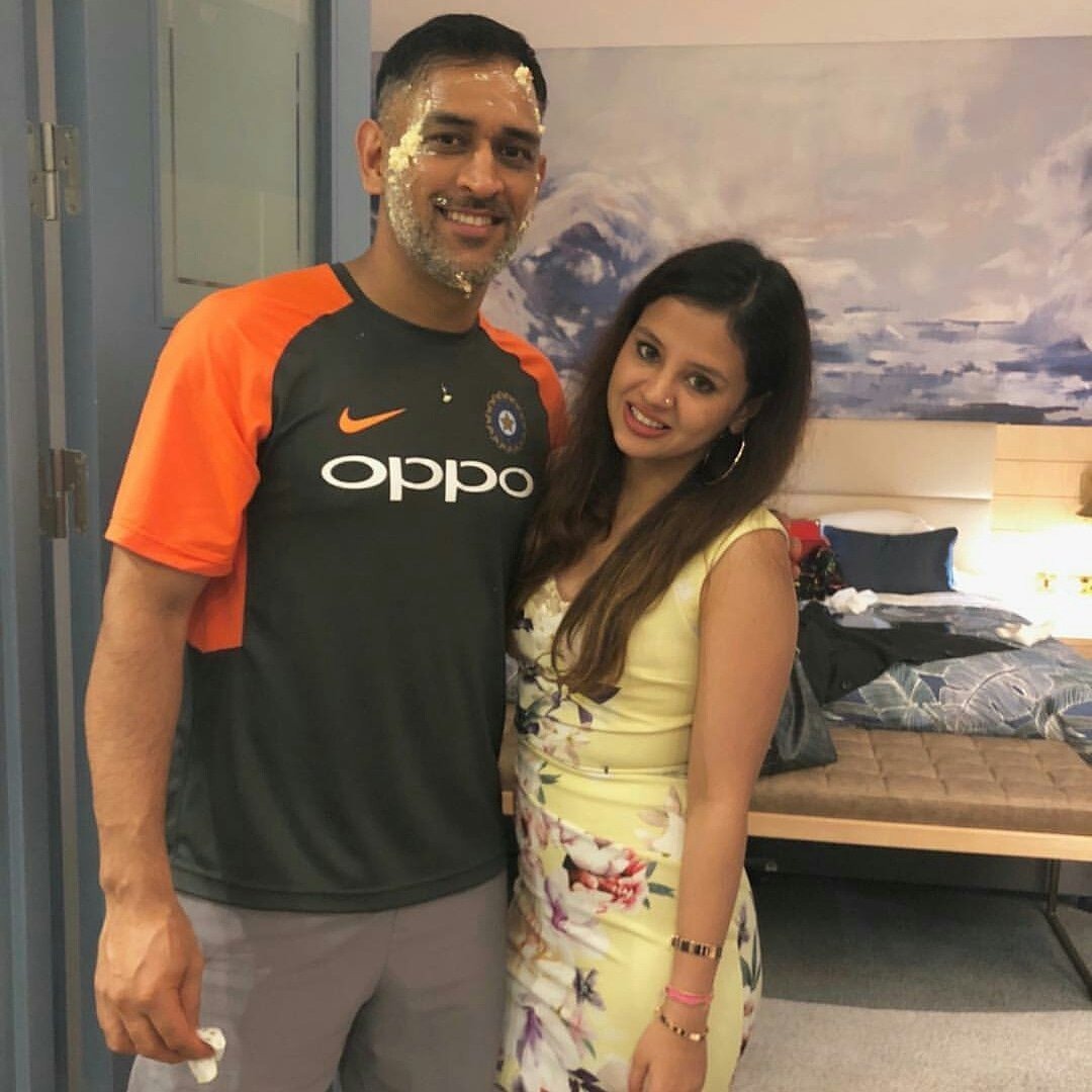 Sakshi gives perfect reply to a fan on how she handles MS Dhoni