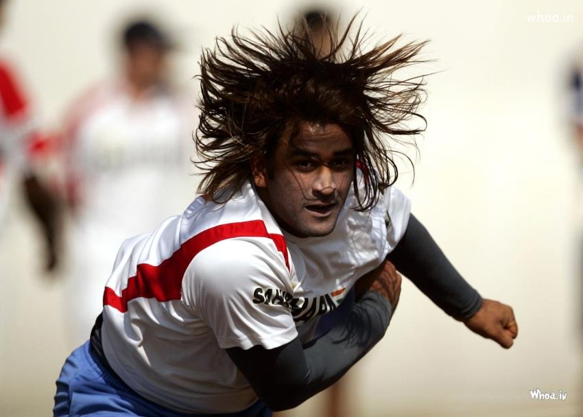 In 2006, the cricketing world witnessed Dhoni’s bowling skills for the first time in Pakistan/ Courtesy: Whoa.in