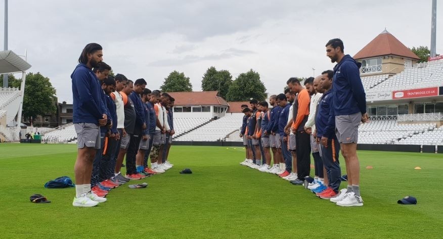 team india observes two minute silence in wadekars memory Team India observes two-minute silence in Wadekar's memory