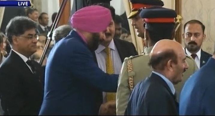 Imran bowls a bouncer at Sidhu, Kapil says duck it